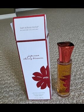 Bath & Body Works Japanese Cherry Blossom Spray - Red & Gold